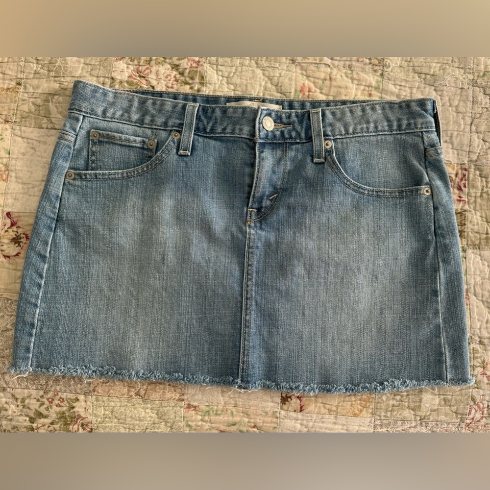 Levi’s Denim Frayed Edge Low rise mini skirt size 8